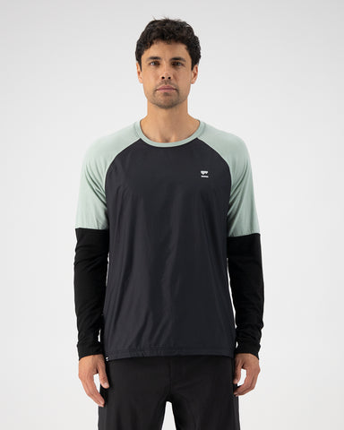 Mons Royale Mens Tarn Merino Shift Wind Jersey in the colour glacier black